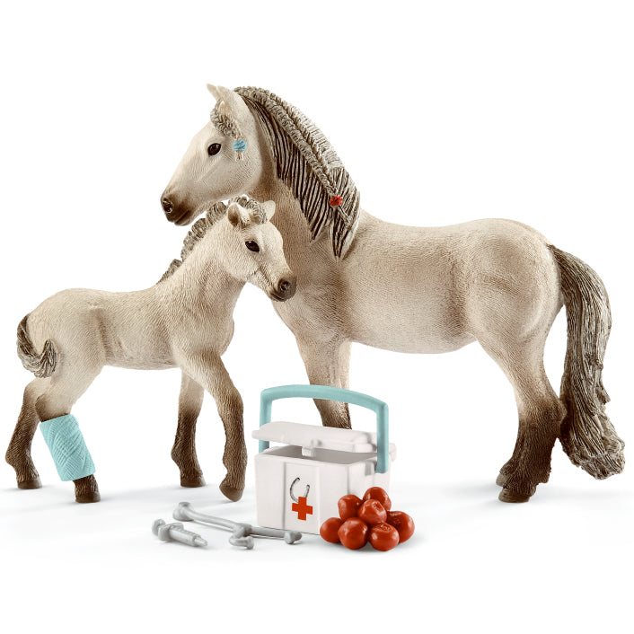 schleich-hannahs-first-aid-kit-42430